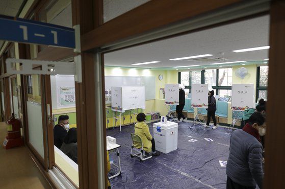 제20대 대통령선거 투표일인 9일 오후 울산 울주군 호연초등학교 1학년 1반 교실에 마련된 범서읍 제10투표소에서 유권자들이 소중한 한 표를 행사하고 있다. [뉴스1]
