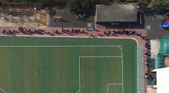 제20대 대통령선거일인 9일 서울 서초구 서원초등학교에 마련된 반포1동 제7투표소에서 유권자들이 줄을 서 있다. [연합뉴스]