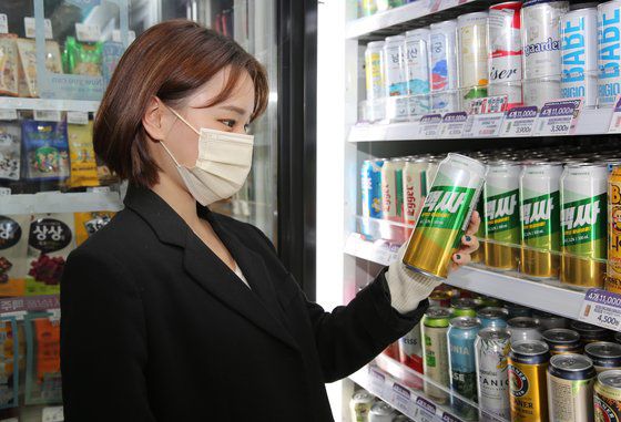 고객이 편의점에서 맥주에 사이다를 섞은 칵테일인 맥싸를 고르고 있다. [사진 GS25]