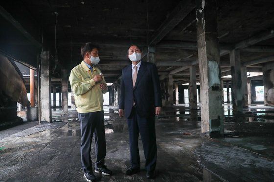 윤석열 20대 대통령 당선인이 지난해 9월17일 경북 영덕군 영덕시장 화재 현장 방문을 방문해 피해상황을 청취하고 있다. 연합뉴스