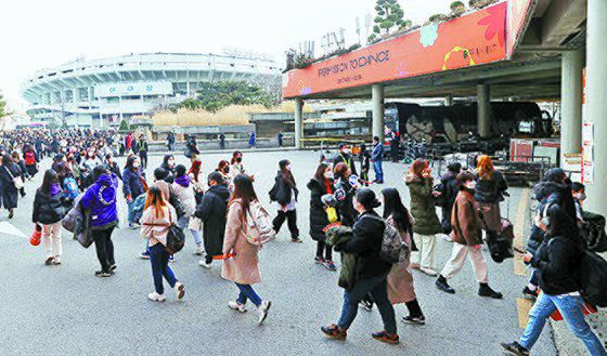 1만5000석이 마련된 공연장으로 팬들이 입장하고 있다. [뉴시스]