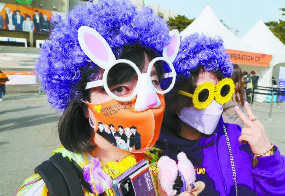팬들은 보라색 가발, 패딩, 마스크, 후드 등으로 2019년 10월 이후 첫 한국 대면 공연을 여는 BTS를 반겼다. [연합뉴스]