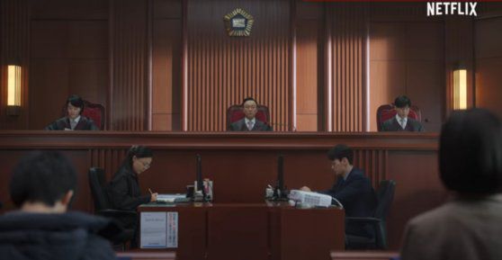 '소년심판'에서 김무열은 부장판사 강원중 역의 이성민, 우배석 판사 심은석 역의 김혜수와 나란히 앉아 연기했다. 사진 넷플릭스
