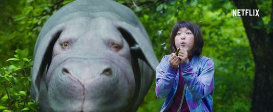 봉준호 감독의 넷플릭스 오리지널 영화 '옥자'에서 주인공인 슈퍼 돼지 옥자(왼쪽, 목소리 이정은)와 산골소녀 미자(안서현). [사진 넷플릭스]