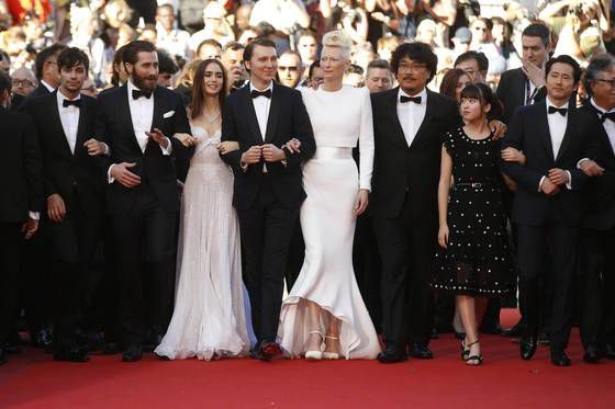 봉준호 감독과 영화 '옥자'에 출연한 할리우드 및 한국 배우들이 2017년 칸영화제 공식경쟁 부문에 초청돼 레드카펫을 밟은 모습이다. [AP=연합뉴스]