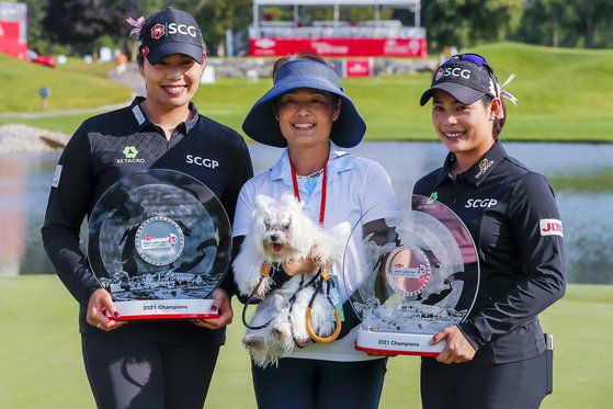 지난해 LPGA 팀 경기에서 우승한 주타누간 자매와 어머니. [EPA]