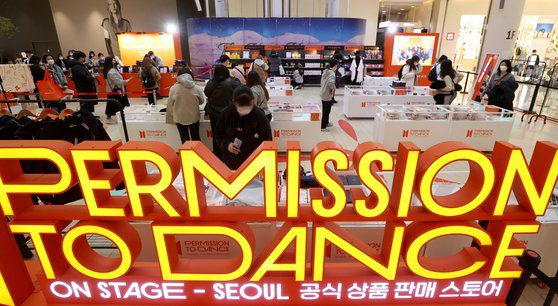 방탄소년단(BTS)이 서울 콘서트를 전 세계 극장에서 생중계해 400억 원이 넘는 판매고를 올렸다는 소식에 소속사 하이브의 주가가 반응했다. 사진은 공연 당시 공식 상품 만매 매장 모습. 뉴시스