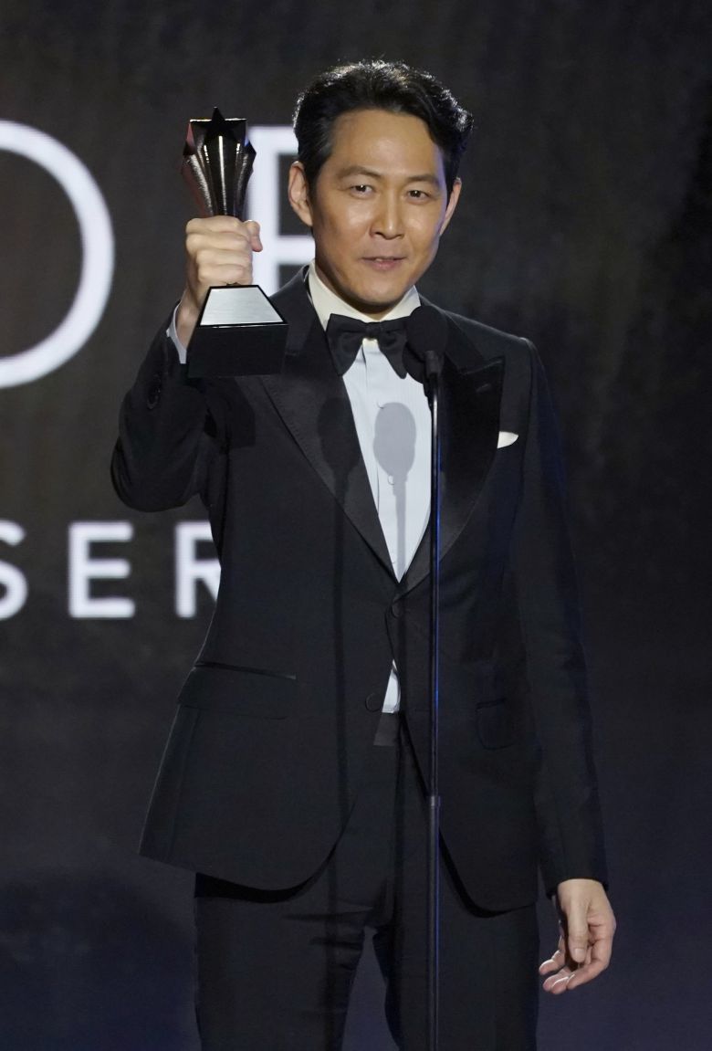 배우 이정재가 13일(현지시간) 미국 크리틱스초이스 시상식에서 ‘오징어 게임’으로 남우주연상을 차지했다. [AP=연합뉴스]