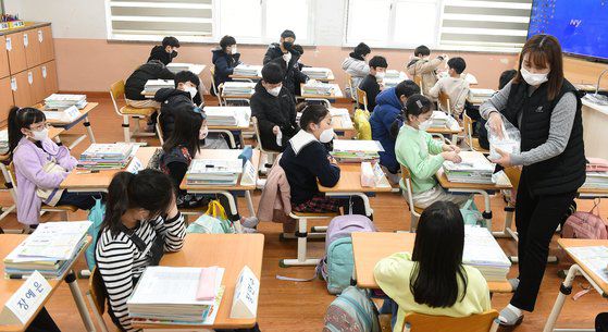 새 학기 전면 등교 첫 날인 지난 2일 오전 제주시 월랑초등학교 3학년 교실에서 학생들이 자가진단키트 교육을 받고 있다.[뉴스1]