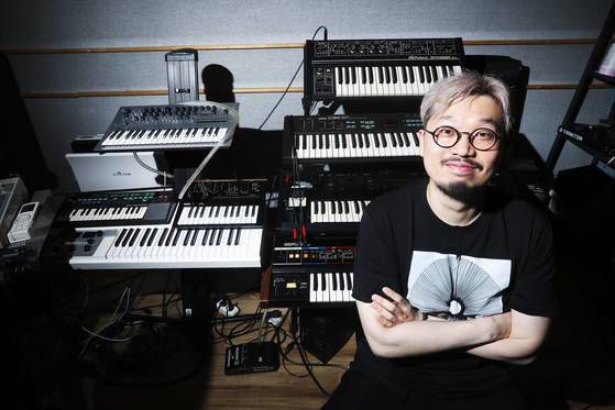 서울 강남구 논현동 작업실에서 방탄소년단의 프로듀서 피독(Pdogg)이 사진을 찍고 있다. 김경록 기자