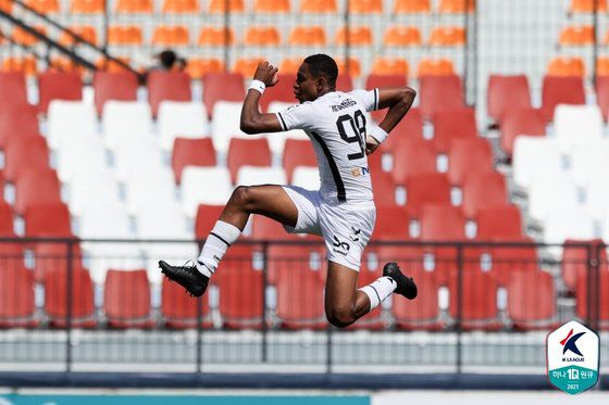 경남 에르난데스는 상대의 거친 파울을 참지 못하고 뒤통수를 때렸다. [사진 프로축구연맹]