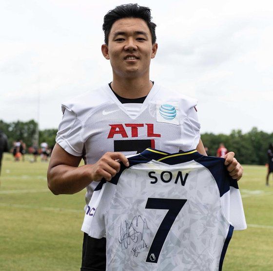 손흥민에게 사인 유니폼을 선물받은 구영회. [사진 애틀랜타 팰컨스 인스타그램]