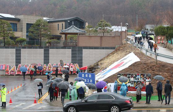 13일 오후 비가 내리는 날씨에도 대구 달성군 유가읍 쌍계리 박근혜 전 대통령 사저 주변이 휴일 구경 인파로 붐비고 있다. 뉴스1