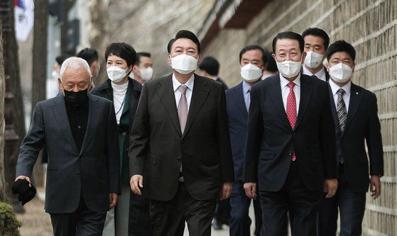 윤석열 대통령 당선인이 17일 오후 서울 종로구 통의동 당선인 집무실 인근 식당에서 오찬을 한 뒤 김한길 국민통합위원장, 박주선 대통령 취임식 준비위원장, 김병준 지역균형발전특별위원장 등과 산책하고 있다. 연합뉴스