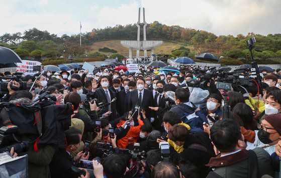 윤석열 대통령 당선인이 2021년 11월 10일 광주 북구 5·18민주묘역을 방문, 오월단체와 시민들의 항의로 묘역 근처에서 참배를 마친 후 심경을 밝히고 있다. 뉴스1