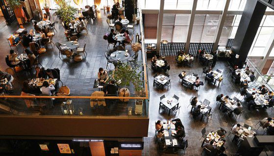 오는 21일부터 다음 달 3일까지 2주간 사적모임 인원 제한이 현행 6명에서 8명으로 확대된다. 오후 11시까지인 식당 등 다중이용시설 영업시간 제한은 그대로 유지된다. 사진은 18일 오후 서울 시내 한 식당가. 연합뉴스