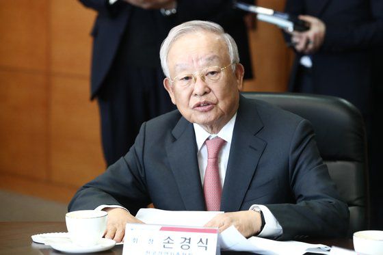 21일 서울 삼청동 대통령직인수위원회에서 열린 윤석열 대통령 당선인과 경제 6단체장과의 오찬 회동에 앞서 손경식 경총 회장이 인사말을 하고 있다. 김상선 기자