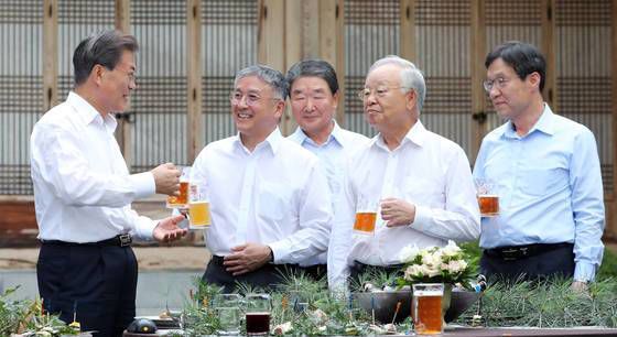 문재인 대통령이 2017년 7월 27일 오후 청와대 상춘재에서 주요 기업인들을 초청해 개최한 '주요 기업인과의 호프미팅'에서 함영준 오뚜기 회장(왼쪽 두번째)과 얘기를 나누고 있다. 왼쪽에서 세번째부터 구본준 LG 부회장, 손경식 CJ 회장, 권오준 포스코 회장. 연합뉴스