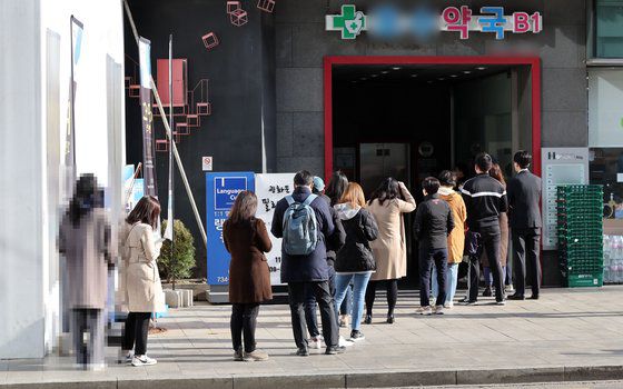 21일 서울 종로구의 한 이비인후과 입구에서 코로나19 전문가용 신속항원검사를 받으려는 시민들이 줄을 서고 있다. 연합뉴스