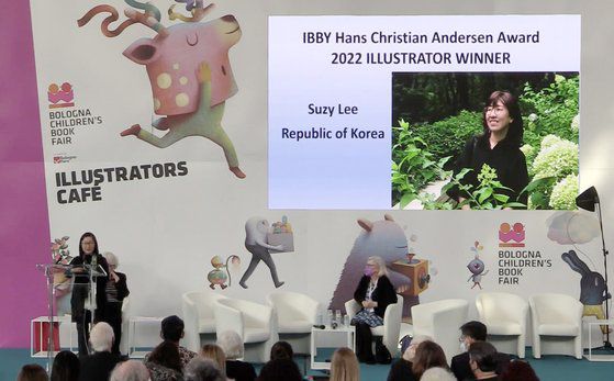 그림책 '여름이 온다'의 이수지 작가가 '아동문학계 노벨상'이라 불리는 한스 크리스티안 안데르센상을 수상했다. 사진은 유튜브 라이브로 생중계 된 시상식 장면. [사진 비룡소]