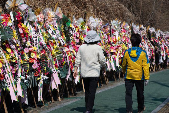 22일 박근혜 전 대통령이 특별사면 후 입원 중인 서울 강남구 삼성서울병원 정문 앞에 박 전 대통령의 쾌유를 기원하는 화환이 놓여 있다. 뉴스1
