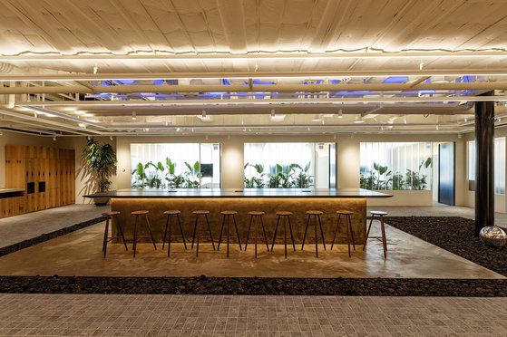 구성원들의 '우연한 만남'을 장려하는 공간인 '우물가'. 자연 소재를 적극 활용해 야외에 있는 듯한 느낌을 준다. ⓒ우아한형제들