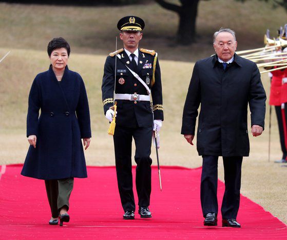 2016년 박근혜 대통령과 누르술탄 나자르바예프 카자흐스탄 대통령이 청와대에서 열린 공식환영식에서 의장대를 사열하고 있다. 연합뉴스