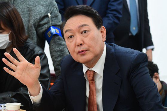 박범계 법무부 장관이 23일 오전 정부과천청사 법무부 중회의실에서 기자간담회를 자청해 윤석열 당선인의 검찰 공약 반대 입장을 밝히고 있다. 연합뉴스