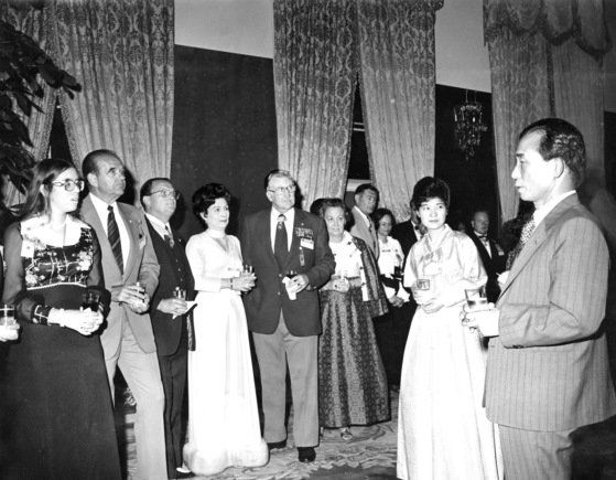 박정희 대통령과 영애 박근혜양이 1975년 10월 3일 청와대에서 6.25 참전용사들과 환담을 나누고 있다. 중앙포토