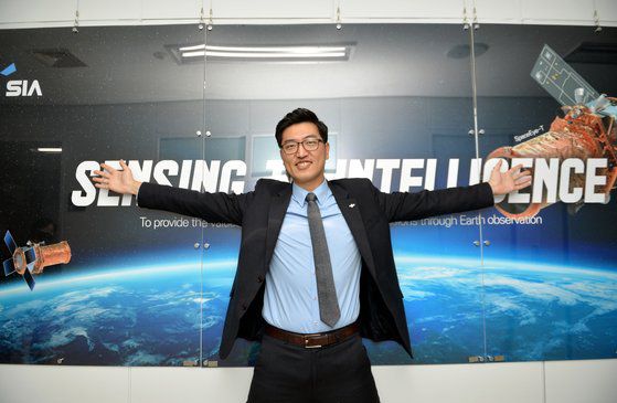 전태균 에스아이에이(SIA) 대표가 오전 대전 본사에서 중앙일보와 인터뷰 뒤 포즈를 취했다. SIA는 인공지능(AI)을 기반으로 인공위성 또는 항공 영상 등을 전문 분석하는 기업이다. 프리랜서 김성태