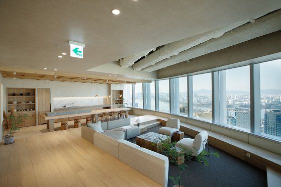 일정 기간 대여해 외부 워크숍 공간처럼 사용할 수 있는 '청평 같은 방'. 배달의민족 서비스를 이용해 음식을 즐길 수도 있다. ⓒ 우아한형제들