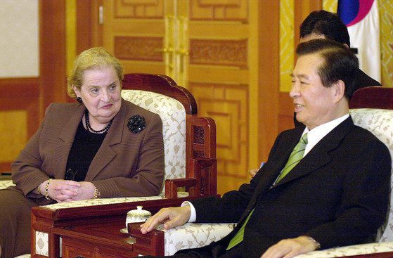 평양 방문을 마치고 청와대를 방문한 올브라이트 미국 국무장관을 김대중 당시 대통령이 접견하고 있다. 중앙포토