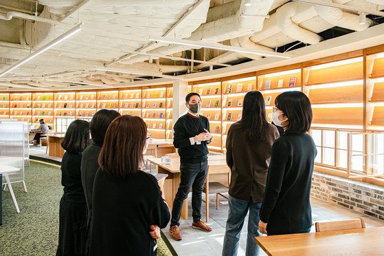 외부의 빛을 효과적으로 활용한 북(Book)라인드. ⓒ 최지훈