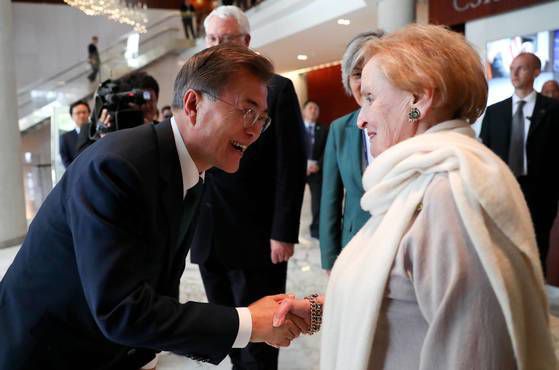 지난 2017년 6월 미국을 방문한 문재인 대통령이 미 전략국제문제 연구소(CSIS)를 방문해 올브라이트 전 국무장관과 인사를 나누고 있다. 청와대 사진기자단