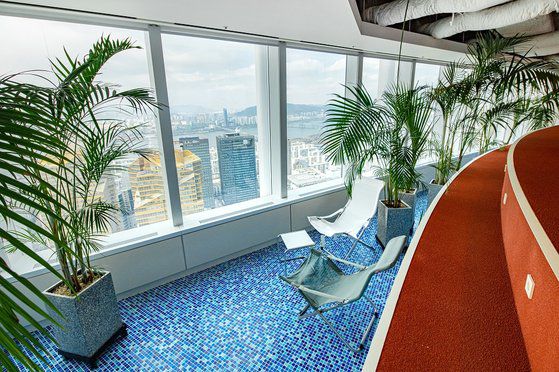 트랙룸 뒷편에 마련된 수영장 공간에서는 한강뷰 조망을 즐길 수 있다. ⓒ 최지훈