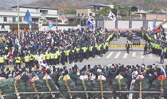 같은 날 대구 달성군 박 전 대통령 사저 앞에 모인 인파. [뉴시스]