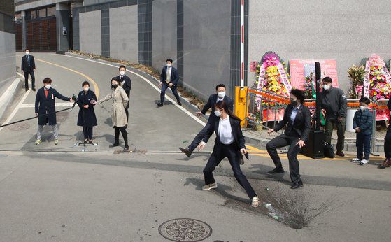 박근혜 전 대통령이 24일 낮 대구 달성군 유가읍에 마련된 사저에 도착해 시민들에게 인사말을 하던 도중 '인혁당(인민혁명당) 사건' 피해자라고 주장하는 사람이 던진 소주병이 깨지자 경호원들이 몰려들고 있다. 송봉근 기자