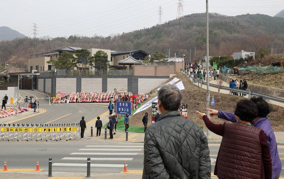 박근혜 전 대통령 대구 달성군 유가읍 쌍계리 사저 입주 이틀째인 지난 25일 오전 사저를 찾은 방문객들이 맞은 편 언덕에서 사저를 바라보고 있다. 뉴스1