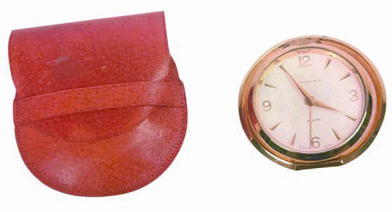 경북 구미시 선산출장소의 이른바 ‘박통 방’에 보관돼온 박정희 전 대통령 유품들. 미국 브랜드인 티파니 시계.  [사진 독자제공]  중앙포토