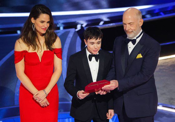 올해 15주년을 맞은 아카데미 각본상 수상작 '주노'의 당시 주연 배우 제니퍼 가너, 엘리엇 스미스, J.K. 시몬스가 올해 아카데미 시상식 각본상 시상자로 무대에 올랐다. [로이터=연합뉴스]