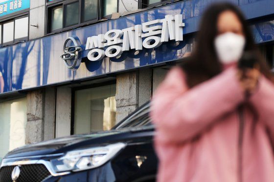 쌍용자동차의 매각이 무산됐다. 28일 쌍용차는 "에디슨모터스와 M&A 투자계약은 자동 해제됐다"고 공시했다.  사진은 이날 서울시내 한 쌍용자동차 판매 대리점. [뉴스1]