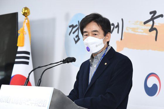 이용호 대통령직인수위원회 정무사법행정분과 간사가 27일 서울 종로구 삼청동 대통령직인수위원회 기자회견장에서 브리핑을 하고 있다. 인수위사진기자단