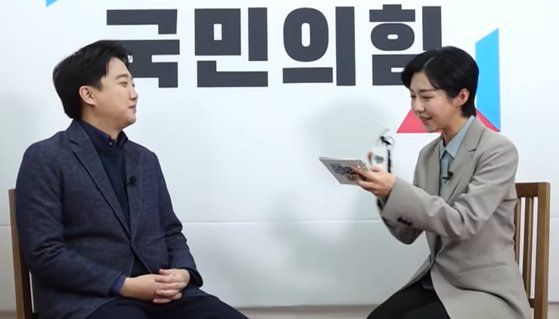 지난해 12월 SNL에 출연한 이 대표(왼쪽)과 인턴기자역할의 주현영. ['쿠팡플레이' 유튜브 캡처]