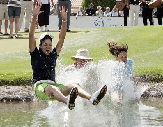 2008년 마리아치 밴드의 축하 연주 속에서 포피의 호수로 점프하는 로레나 오초아. [AP]