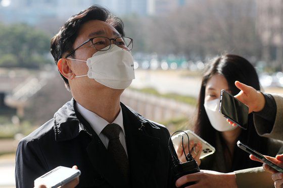 박범계 법무부 장관이 28일 오전 경기 과천시 정부과천청사로 출근하며 취재진에 답변하고 있다. 뉴시스