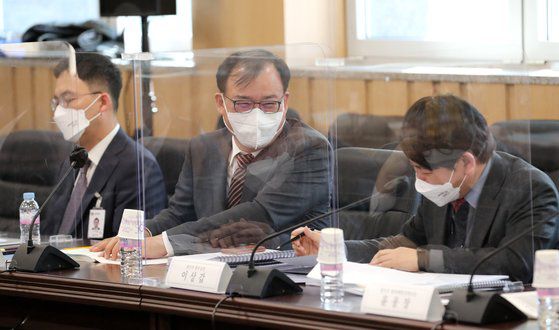 29일 오후 서울 삼청동 인수위원회에서 열린 법무부 업무보고에 참석한 주영환 법무부 기조실장이 이상갑 법무실장과 이야기를 나누고 있다. 강정현 기자