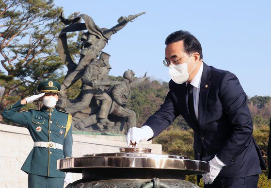 더불어민주당 박홍근 신임 원내대표가 29일 서울 동작구 동작동 국립서울현충원 현충탑에서 분향하고 있다. 국회사진기자단