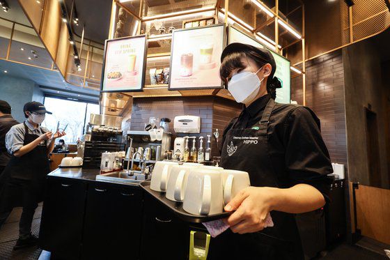 30일 오후 서울 시내의 한 카페에서 직원이 머그잔을 옮기고 있다. 연합뉴스