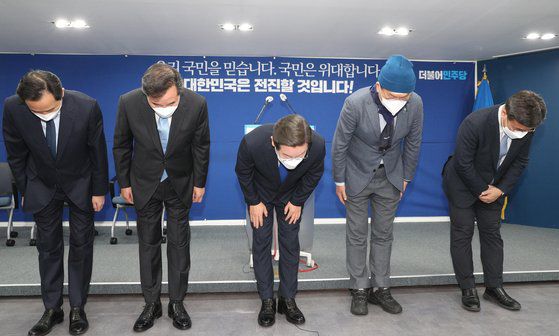 이재명 더불어민주당 대선 후보가 지난달 10일 오후 서울 여의도 중앙당사에서 열린 선대위 해단식에서 허리 굽혀 인사하고 있다. 왼쪽부터 우상호 총괄선대본부장, 이낙연 총괄선대위원장, 이 후보, 송영길 대표, 윤호중 원내대표. 연합뉴스