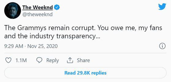 캐나다계 흑인 팝스타 위켄드는 ‘블라인딩 라이츠’(Blinding lights)로 빌보드 역사상 최장 기간 ‘핫100’ 차트 기록 등을 세웠음에도 2021년 그래미 시상식 후보에 오르지 못하자 ″그래미는 썩었다″고 트위터에 올린 뒤 보이콧을 선언했다. [트위터 캡처]